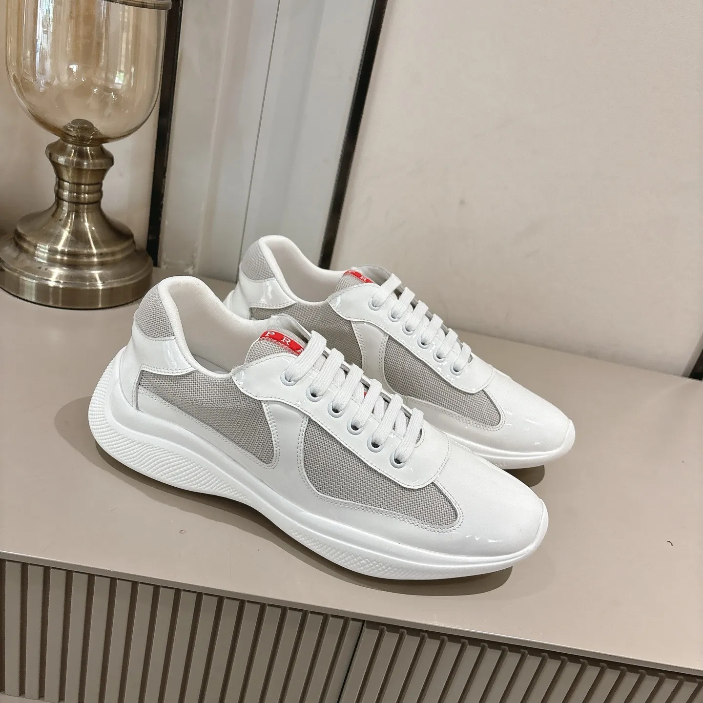 👟👟Ex-factory price 520👟👟 (Top version) Prada casual sports shoes, fashionable thick-soled casual loafers, unique taste, loved by everyone and easy to control, popular every year. There is also a versatile classic shoe last, which is enough to conquer you, wear it, increase the height and casualness, simple and handsome on the feet. The fabric is imported patent leather, the inner foot pad is soft and delicate, and the breathable mesh fabric is comfortable, ip Foam mold anti-slip lightweight outsole